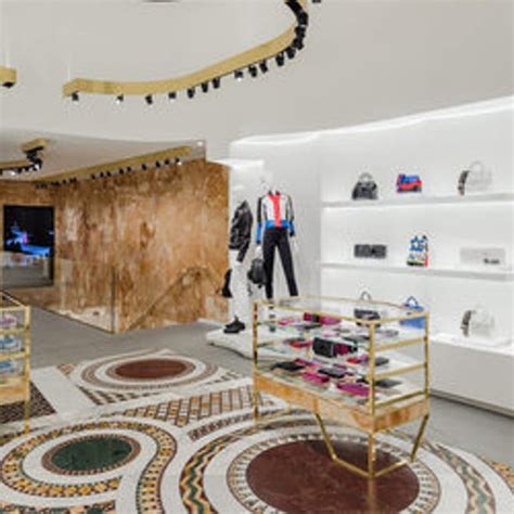 Versace inaugura un nuovo store a Bologna .